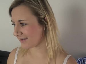 Волосатый мужик долбит шикарную мамку и кончает ей в рот