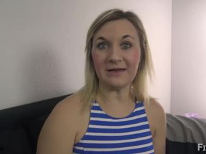 Волосатый мужик долбит шикарную мамку и кончает ей в рот