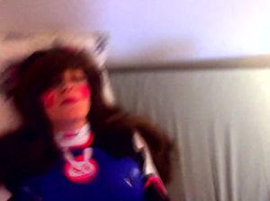 Шведская косплеерша занимается домашним сексом на камеру с парнем