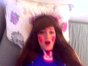 Шведская косплеерша занимается домашним сексом на камеру с парнем