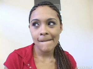 Зрелый мужик в очках выебал мулатку с дредами на фейковом кастинге