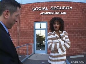 Кудрявая негритянка трахается с белым мужчиной на фейковом кастинге