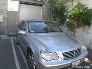 Худощавую девушку развели на секс во время кастинга на роль в клипе