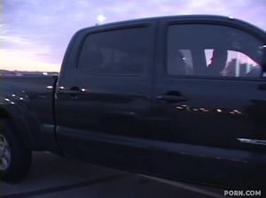 Молодая негритянка ебется с белым мужиком на кастинге