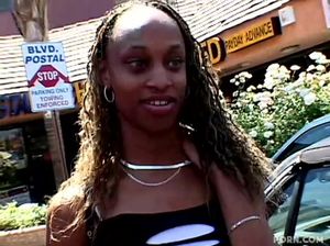 Изумительная стройная негритянка отдаётся агенту на фейковом кастинге