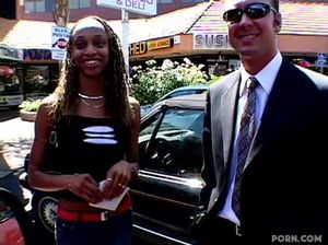 Изумительная стройная негритянка отдаётся агенту на фейковом кастинге