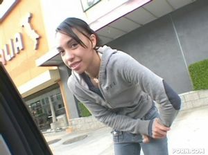 Пикапер развел на секс тоненькую негритянку и страстно выебал ее большим хером