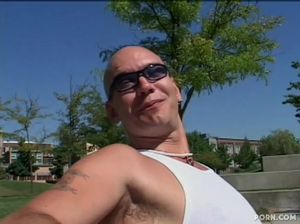 Стройная девушка занялась сексом с лысым пикапером