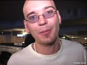 Элементарный развод девушки на секс от бритого пикапера