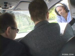 На кастинге худая негритянка занимается вагинальным сексом