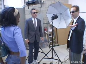 На кастинге худая негритянка занимается вагинальным сексом