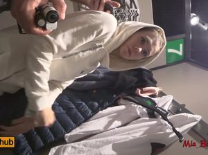 В примерочной магазина молодая сучка сосет член и ебется