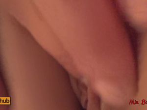 В примерочной магазина молодая сучка сосет член и ебется