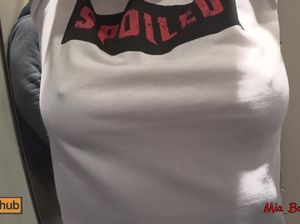 В примерочной магазина молодая сучка сосет член и ебется