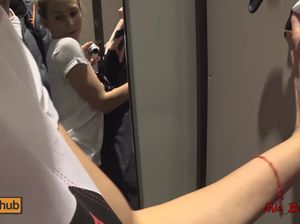 В примерочной магазина молодая сучка сосет член и ебется