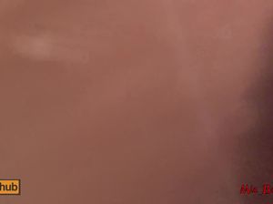 В примерочной магазина молодая сучка сосет член и ебется