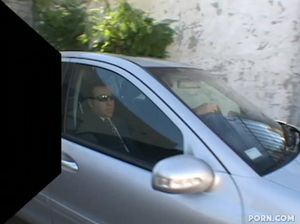 Белый мужик ебет негритянку с побритой пиздой и тонкой талией