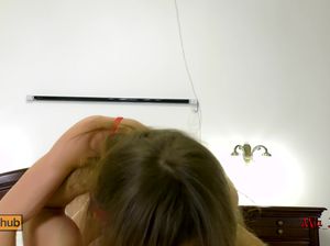 Рыженькая Снегурочка в красном белье поебалась с мужиком