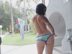 Потрясающая изящная азиатка занимается самоудовлетворением у себя дома