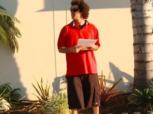 Худая негритянка в татуировках смачно сосет и скачет на белом члене на кастинге