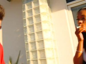 Худая негритянка в татуировках смачно сосет и скачет на белом члене на кастинге