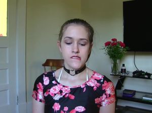 Тоненькая молодушка в купальнике сует дилдо в жопу и скачет, как сучка