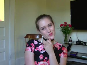 Тоненькая молодушка в купальнике сует дилдо в жопу и скачет, как сучка