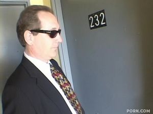 Белый мужик развел на секс доверчивую худенькую негритянскую малышку