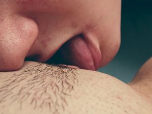 Нежно вылизал сладкую пилотку подружки крупным планом на камеру