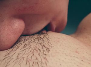 Нежно вылизал сладкую пилотку подружки крупным планом на камеру