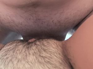 Жарко отодрал волосатую киску подружки в презервативе от первого лица