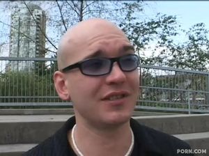 Лысый молодчик пикапнул худенькую милфу и выебал ее после кунилингуса