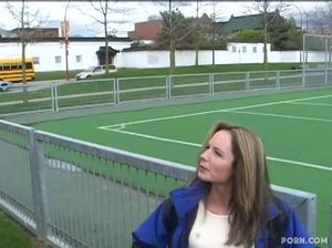 Лысый молодчик пикапнул худенькую милфу и выебал ее после кунилингуса