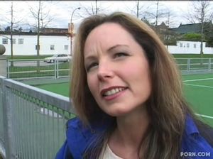 Лысый молодчик пикапнул худенькую милфу и выебал ее после кунилингуса