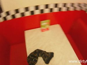 Худенькая девчонка дала русскому пикаперу в бритую письку в туалете кафе