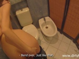 Худенькая девчонка дала русскому пикаперу в бритую письку в туалете кафе