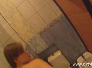 Худенькая девчонка дала русскому пикаперу в бритую письку в туалете кафе