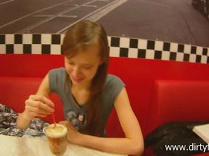 Худенькая девчонка дала русскому пикаперу в бритую письку в туалете кафе