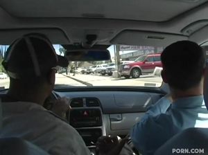 Белый пикапер трахает худенькую негритянку на кастинге и делает буккаке