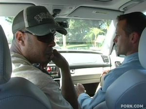 Белый пикапер трахает худенькую негритянку на кастинге и делает буккаке