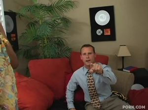 Белый пикапер трахает худенькую негритянку на кастинге и делает буккаке