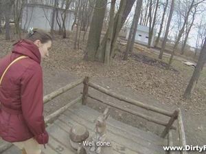 Русский молодчик пикапнул худую телочку в парке и поимел ее в очко в подъезде