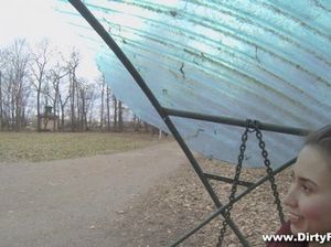 Русский молодчик пикапнул худую телочку в парке и поимел ее в очко в подъезде