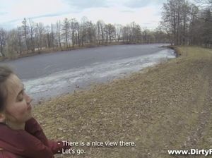 Русский молодчик пикапнул худую телочку в парке и поимел ее в очко в подъезде