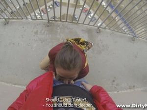 Русский молодчик пикапнул худую телочку в парке и поимел ее в очко в подъезде