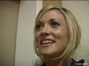 Зрелая блондинка повелась на молодого пикапера и дала ему в бритую киску