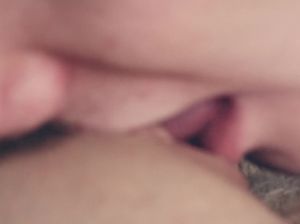 Сладострастный пиздолиз сделал домашний кунилингус молодой телочке