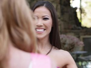 Красивая лесби азиатка вылизала киску своей рыженькой подруге