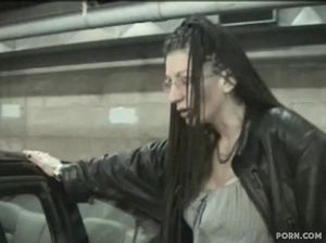 Тощая бальзаковская телочка отсосала и потрахалась с молодым пикапером