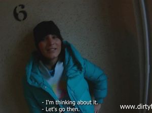 Молодой русский пикапер трахает девчонку в душе и на балконе